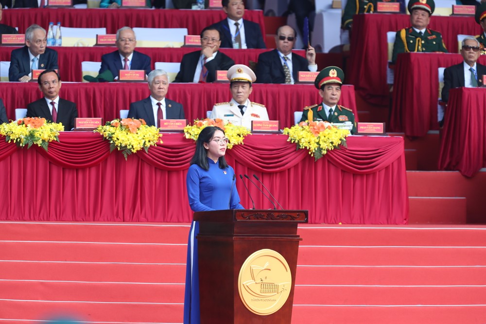 Cô gái đại diện thế hệ trẻ phát biểu tại Đại lễ 30/4: Sinh viên vinh dự được trường giữ lại, kết nạp Đảng từ 18 tuổi, 2 lần giành HCV Olympic Ngữ văn - ảnh 1