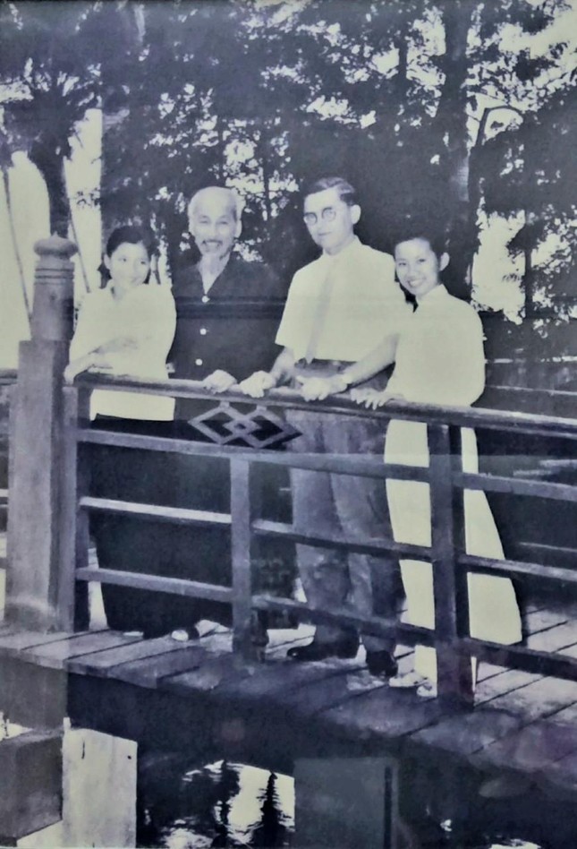 NSƯT hóa thân thành người mẹ đi tìm con đầy xúc động tại Đại lễ 30/4: Từng biểu diễn giữa bom đạn thời chiến, nhiều lần được gặp Bác Hồ - ảnh 7