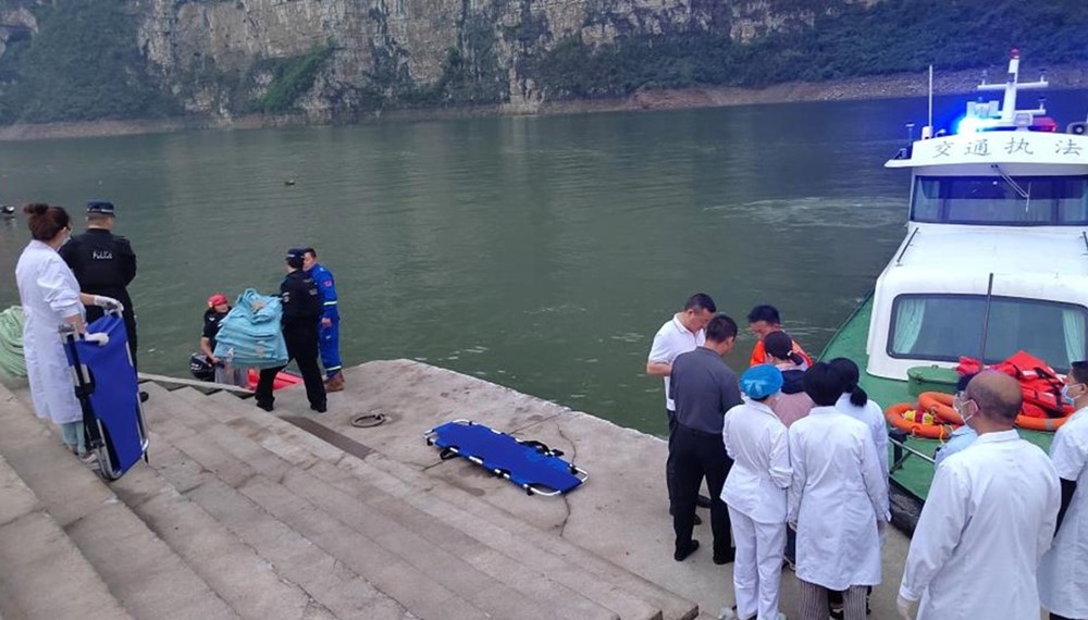 Lật thuyền du lịch vì mưa giông: Hơn 80 người thương vong, khẩn trương huy động hơn 200 nhân viên cùng 16 robot tham gia cứu hộ  - ảnh 1