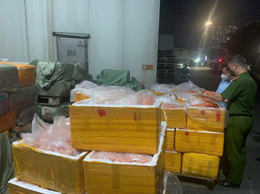 Công an phát hiện hàng chục tấn nội tạng bốc mùi chuẩn bị ‘lên bàn ăn’ ở Hà Nội - ảnh 4