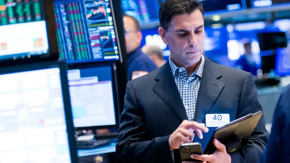 Dow Jones tăng hơn 250 điểm, Bitcoin vượt mốc 100.000 USD sau thỏa thuận Mỹ - Anh - ảnh 1