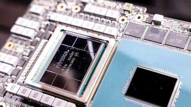 Tổng thống Trump chuẩn bị hủy bỏ lệnh hạn chế chip AI của ông Biden, Nvidia thở phào  - ảnh 2