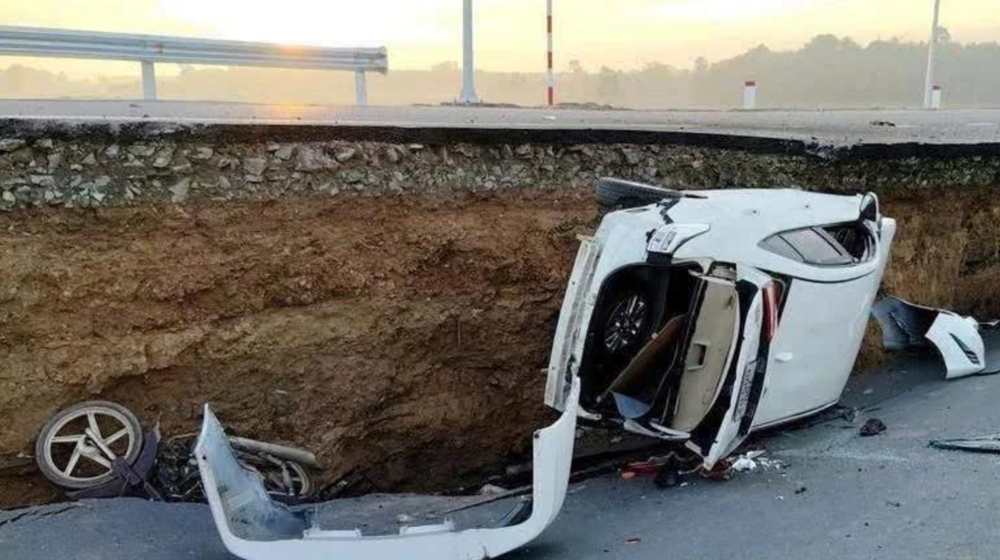 Sập đường dẫn lên cầu vừa khánh thành ở Việt Nam: Ô tô rơi xuống hố sâu 3m, hư hỏng nặng - ảnh 1