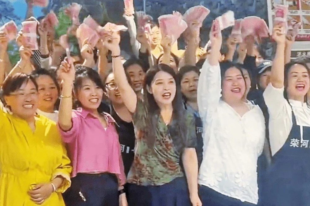 Kiếm đậm nhờ đầu tư vàng, ông chủ siêu thị ‘lì xì’ nhân viên hơn 32 tỷ đồng, cho nghỉ phép toàn hệ thống - ảnh 1