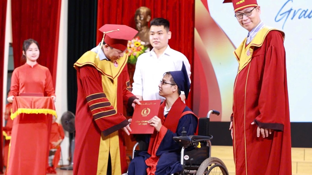 Nam sinh tái hiện ‘10 năm cõng bạn’ tại lễ tốt nghiệp Bách khoa, từng vinh dự nhận giải thưởng ‘Thanh niên sống đẹp’, nay là sinh viên năm 5 Y Thái Bình - ảnh 3