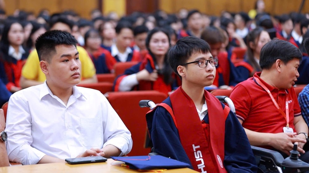 Nam sinh tái hiện ‘10 năm cõng bạn’ tại lễ tốt nghiệp Bách khoa, từng vinh dự nhận giải thưởng ‘Thanh niên sống đẹp’, nay là sinh viên năm 5 Y Thái Bình - ảnh 5