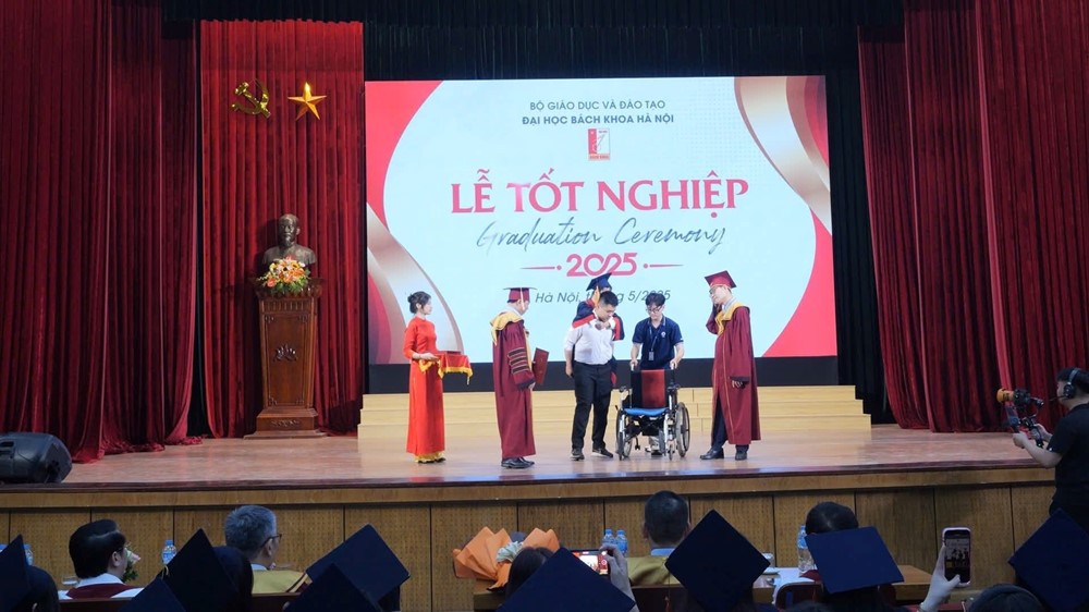 Nam sinh tái hiện ‘10 năm cõng bạn’ tại lễ tốt nghiệp Bách khoa, từng vinh dự nhận giải thưởng ‘Thanh niên sống đẹp’, nay là sinh viên năm 5 Y Thái Bình - ảnh 1