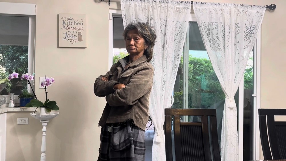 Ca sĩ hải ngoại nổi tiếng từng ‘hóa điên’, sống lang thang ở vỉa hè Mỹ: Nay bất ngờ diện váy ngắn, tự tin tạo dáng chụp ảnh - ảnh 3