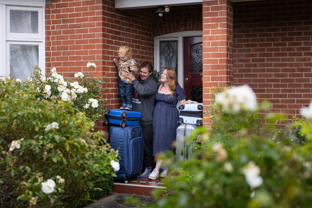 Quốc gia từng là 'nơi định cư trong mơ' nay chìm trong lạm phát và thất nghiệp, người dân di cư ồ ạt - ảnh 1