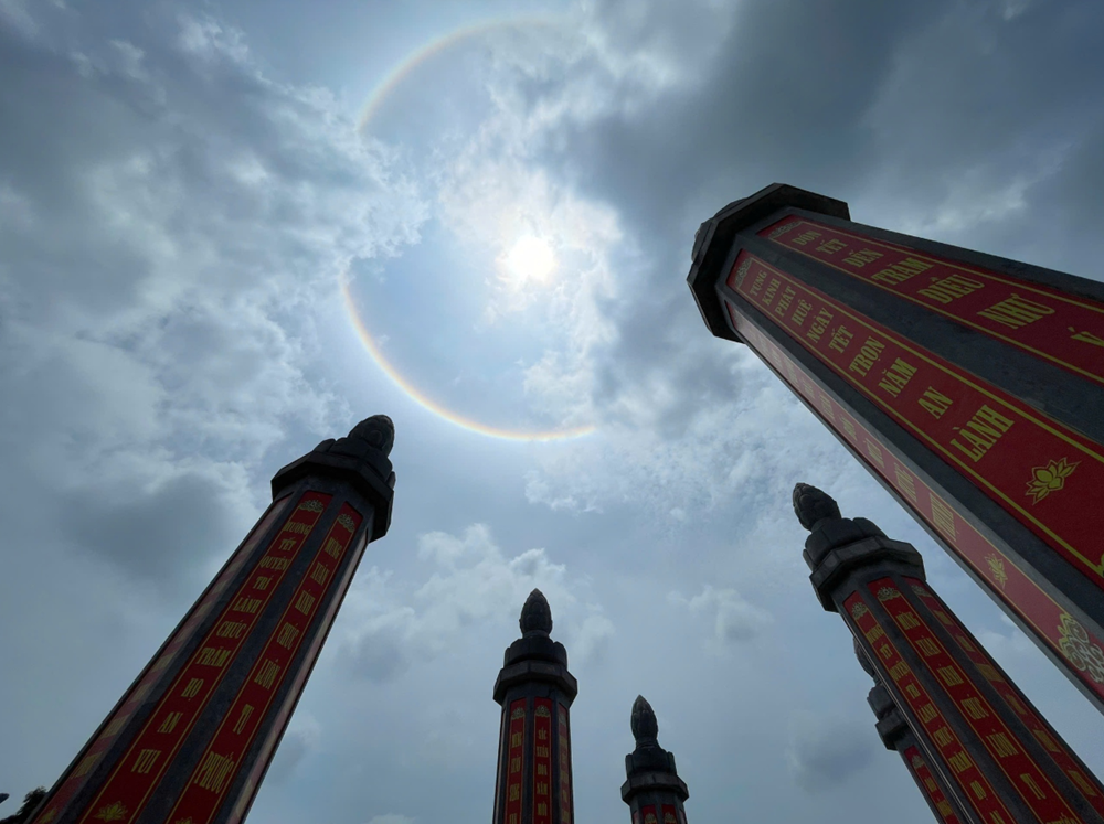 Xuất hiện vầng hào quang kỳ lạ tại ngôi chùa lớn nhất thế giới tại Việt Nam trước ngày cung rước xá lợi Đức Phật - ảnh 1