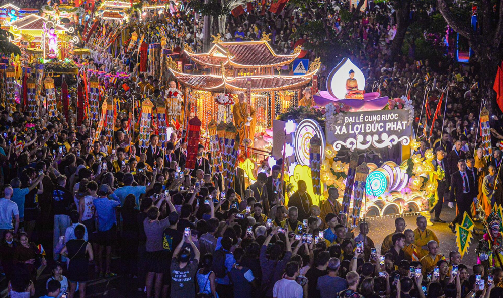 Bắt nhóm đối tượng ‘móc túi’ khi chiêm bái Xá lợi Đức Phật: Thu giữ 19 điện thoại di động, 15 triệu đồng cùng nhiều tài sản có giá trị - ảnh 3