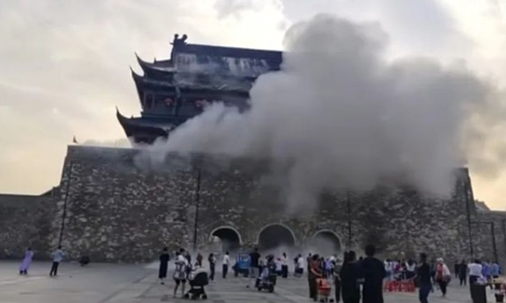 Sập tòa tháp 650 năm tuổi nổi tiếng - ảnh 4