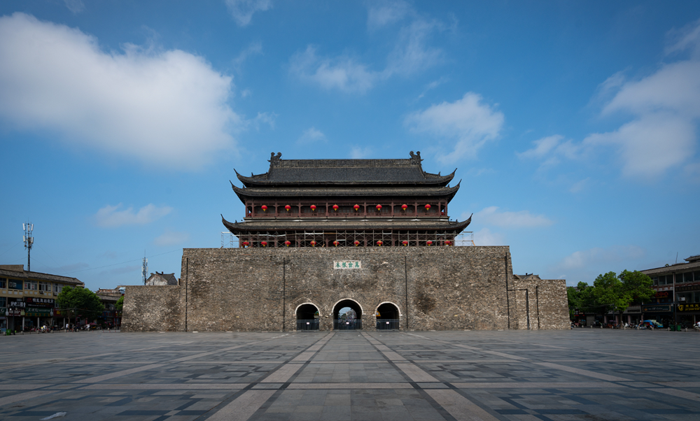 Sập tòa tháp 650 năm tuổi nổi tiếng - ảnh 1