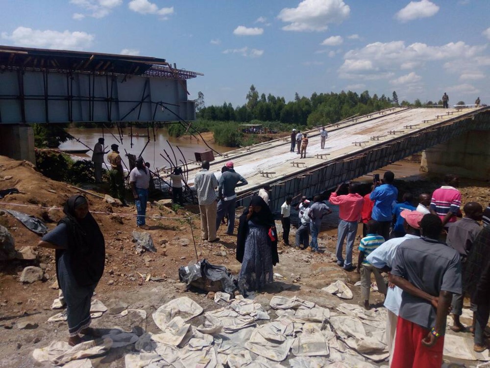 Chọn nhà thầu Trung Quốc, cây cầu trị giá 310 tỷ đồng bất ngờ đổ sập trước ngày khánh thành khiến gần 30 người bị thương  - ảnh 2