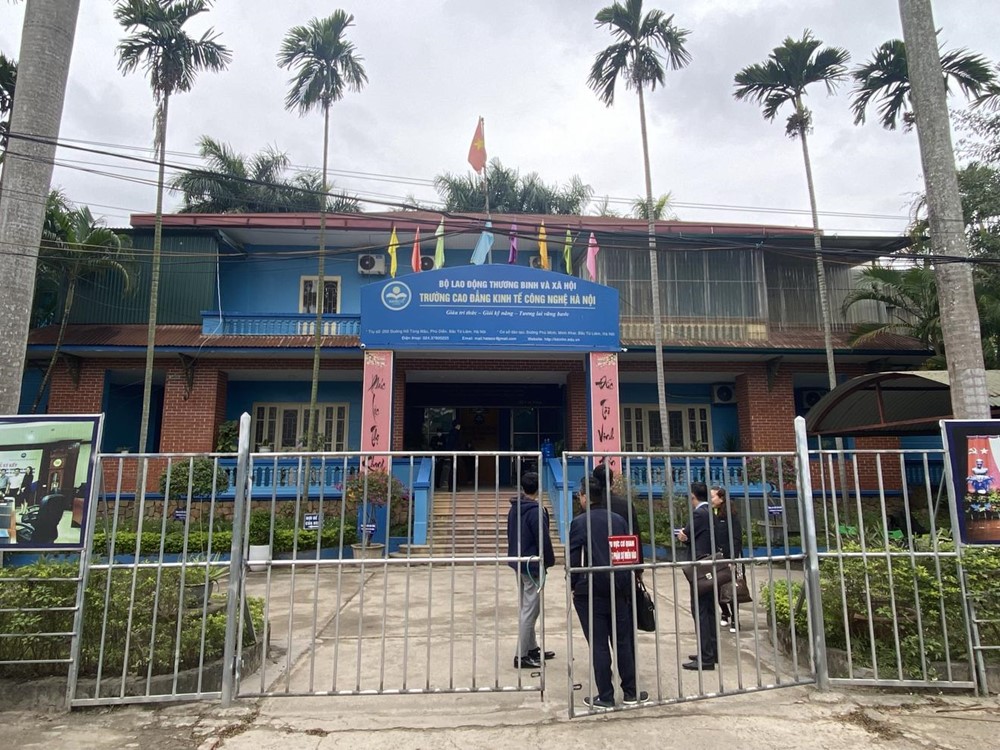 Hơn 100 sinh viên một trường cao đẳng bất ngờ bị dừng học vô thời hạn - ảnh 1