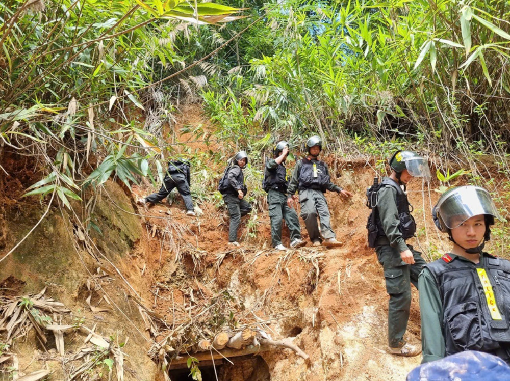 Cảnh sát đột kích bãi khai thác vàng ở Việt Nam, nhiều đối tượng bỏ chạy - ảnh 1