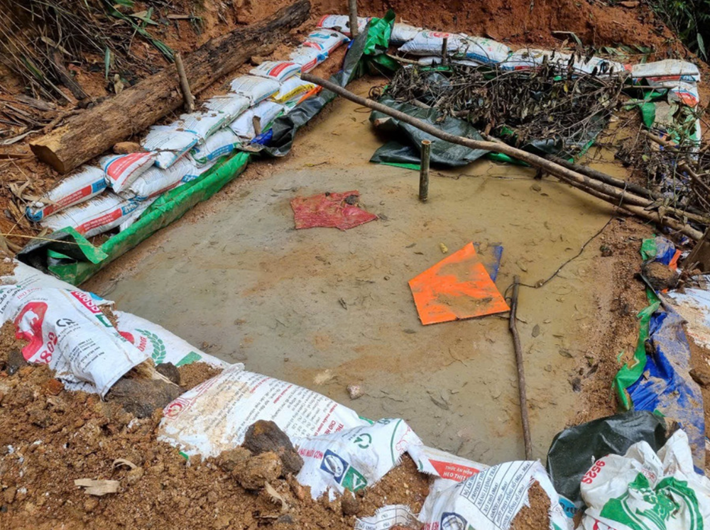 Cảnh sát đột kích bãi khai thác vàng ở Việt Nam, nhiều đối tượng bỏ chạy - ảnh 2