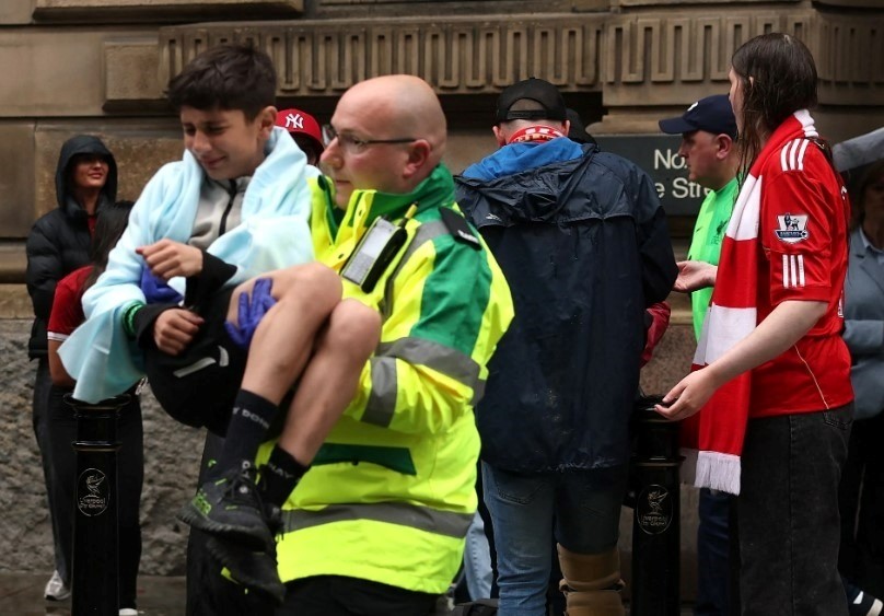 Khoảnh khắc hân hoan biến thành thảm họa kinh hoàng: Xe điên lao vào đám đông đang ăn mừng chức vô địch, hơn 60 người bị thương - ảnh 2