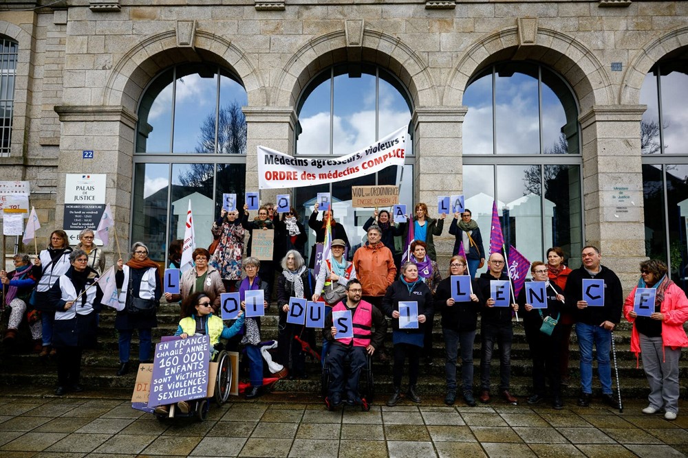 Bắt khẩn cấp bác sĩ phẫu thuật lạm dụng 299 nạn nhân trong suốt 25 năm - ảnh 1