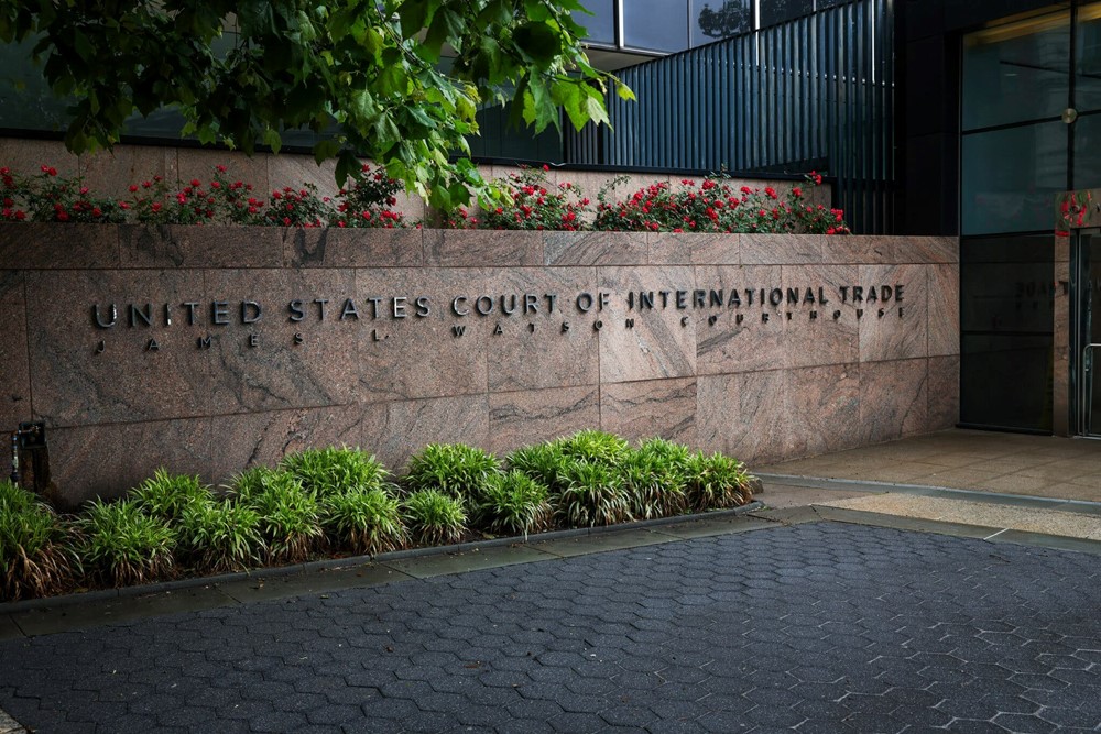 Ông Trump liên tục công kích tòa án, bùng nổ tranh cãi về phân quyền ở Mỹ - ảnh 1