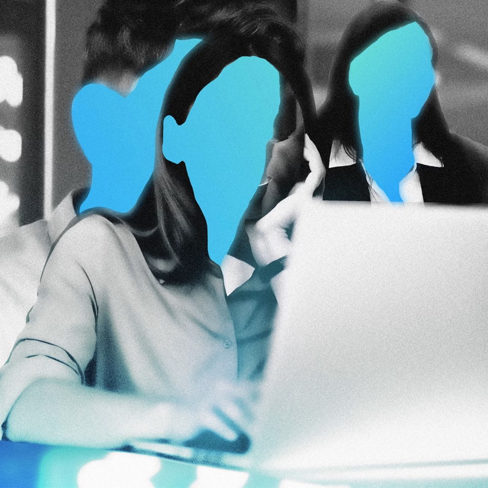 Cảnh sát ập vào căn nhà chứa hơn 90 máy tính sáng suốt ngày đêm: Bắt người phụ nữ liên quan mạng lưới xuyên lục địa thu lời hàng trăm triệu USD, tấn công 300 doanh nghiệp - ảnh 1