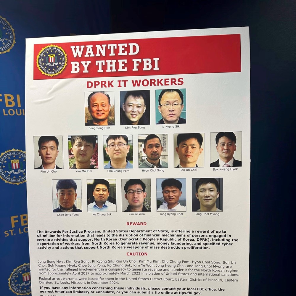 Cảnh sát ập vào căn nhà chứa hơn 90 máy tính sáng suốt ngày đêm: Bắt người phụ nữ liên quan mạng lưới xuyên lục địa thu lời hàng trăm triệu USD, tấn công 300 doanh nghiệp - ảnh 2