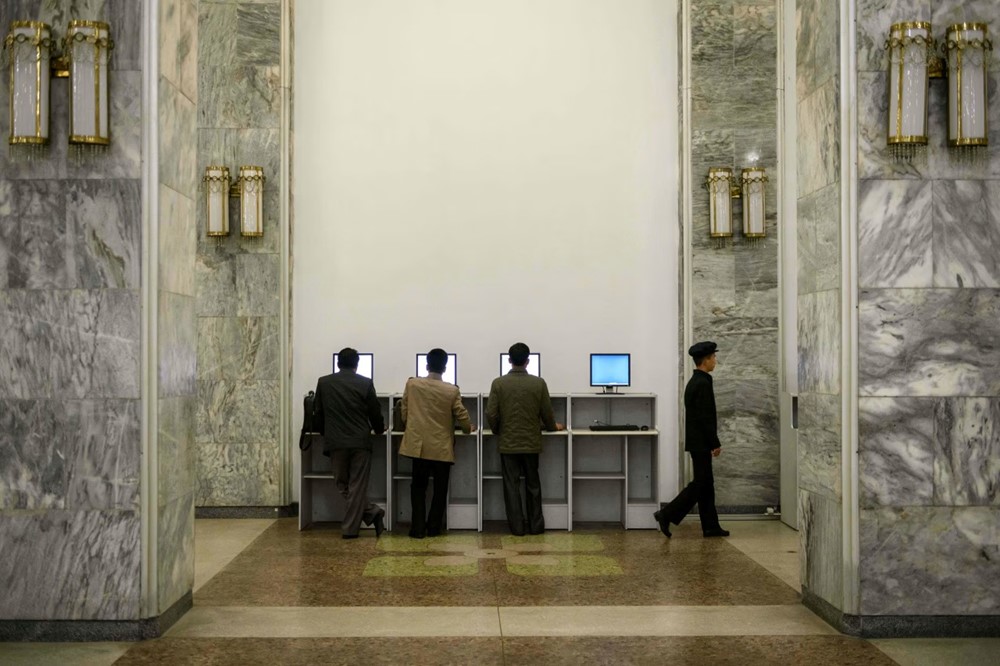 Cảnh sát ập vào căn nhà chứa hơn 90 máy tính sáng suốt ngày đêm: Bắt người phụ nữ liên quan mạng lưới xuyên lục địa thu lời hàng trăm triệu USD, tấn công 300 doanh nghiệp - ảnh 3