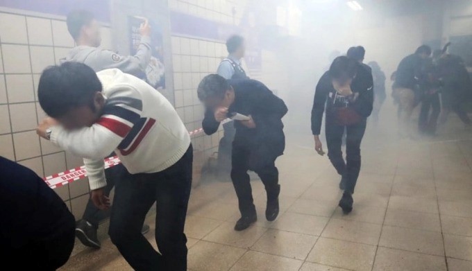 Phóng hỏa trên tàu điện ngầm khiến 400 hành khách hoảng loạn khẩn cấp sơ tán, nghi phạm bị bắt ngay tại hiện trường - ảnh 2