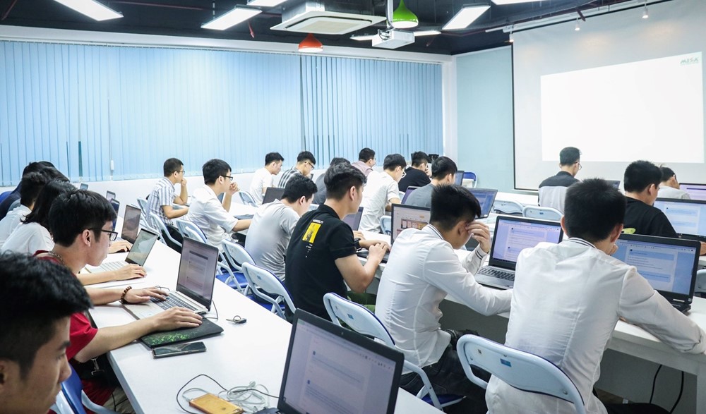 Học giỏi tự nhiên đừng bỏ qua top 5 ngành học ‘hái ra tiền’ này: Ngành luôn ‘khát’ nhân lực, ngành có thu nhập ‘khủng’ lên tới hàng tỷ mỗi năm - ảnh 2