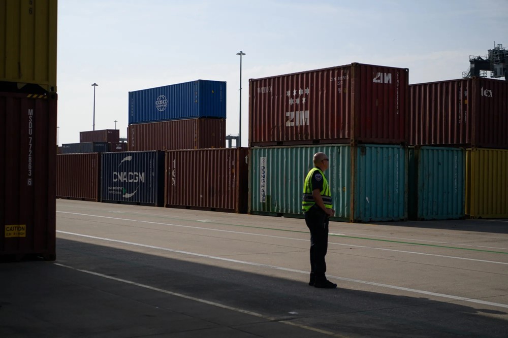 Thâm hụt thương mại Mỹ giảm kỷ lục nhờ thuế quan của ông Trump - ảnh 1