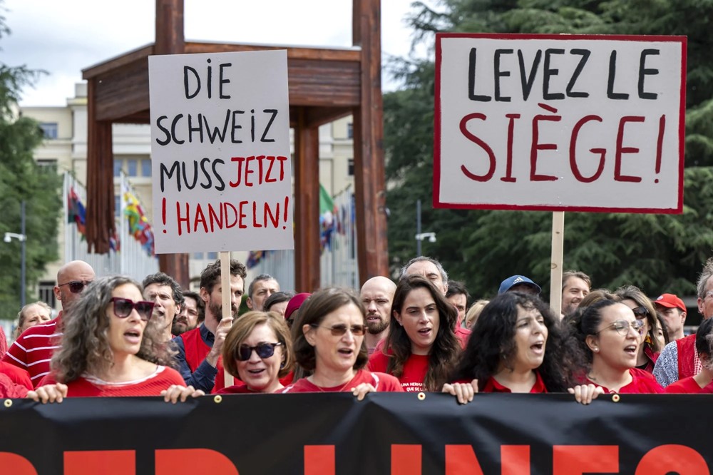 Hàng chục người dân Israel bị bắn ngay khi đi nhận cứu trợ, bác sĩ tự hiến máu cứu người - ảnh 1