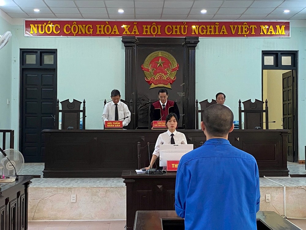 Một nguyên cán bộ công an bị tuyên phạt 2,5 năm tù  - ảnh 2