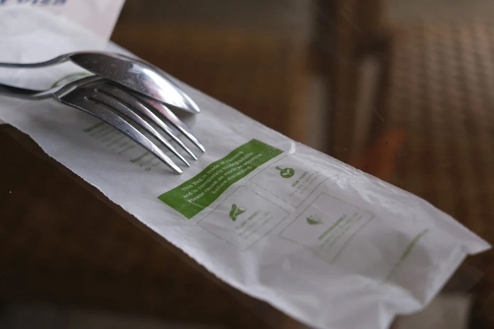 Phát hiện vi nhựa từ bao bì thực phẩm và đồ dùng 1 lần có thể xâm nhập cơ thể, làm rối loạn hệ vi sinh đường ruột - ảnh 1