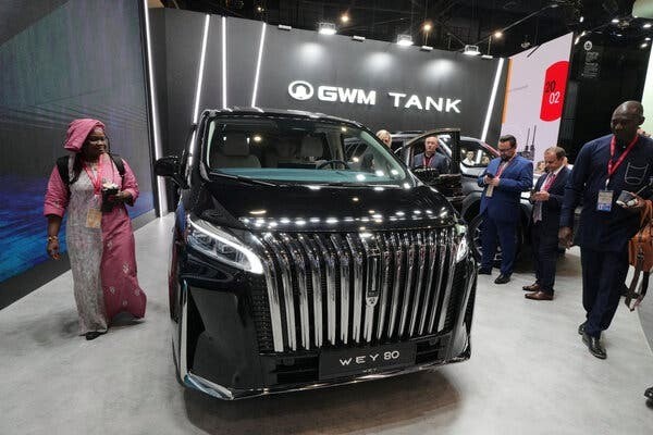 Không ngôi sao, không Mercedes: Diễn đàn kinh tế Nga phơi bày cái giá của cuộc 'ly hôn' với phương Tây - ảnh 1