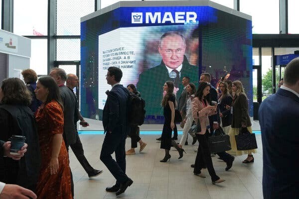 Không ngôi sao, không Mercedes: Diễn đàn kinh tế Nga phơi bày cái giá của cuộc 'ly hôn' với phương Tây - ảnh 2