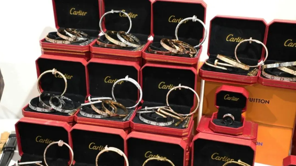 Tịch thu hơn 7 tỷ tiền mặt, 9 siêu xe cùng hơn 500 món đồ giả của 2 TikToker nổi tiếng - ảnh 5