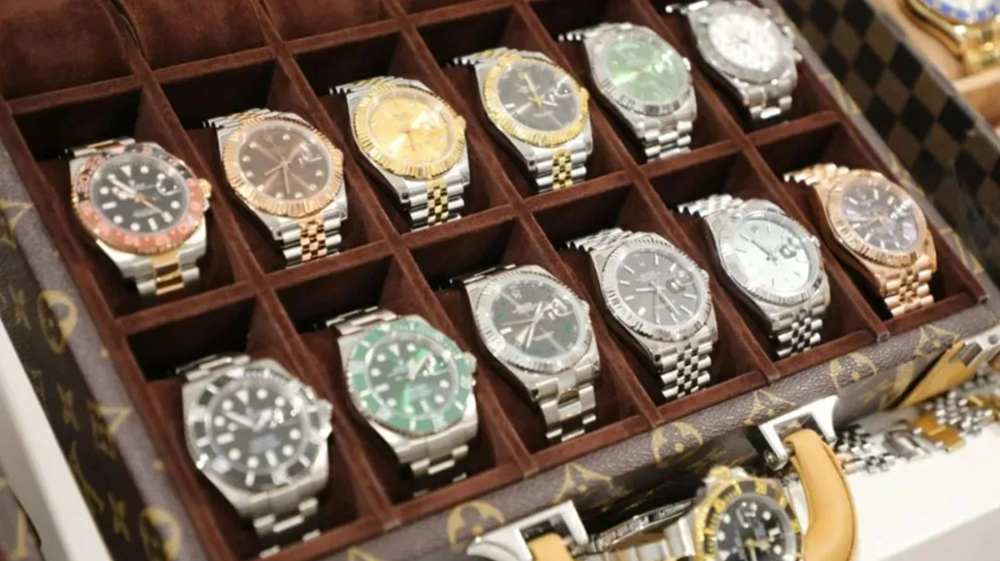 Tịch thu hơn 7 tỷ tiền mặt, 9 siêu xe cùng hơn 500 món đồ giả của 2 TikToker nổi tiếng - ảnh 4