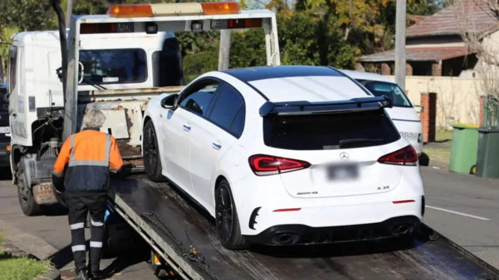 Tịch thu hơn 7 tỷ tiền mặt, 9 siêu xe cùng hơn 500 món đồ giả của 2 TikToker nổi tiếng - ảnh 1