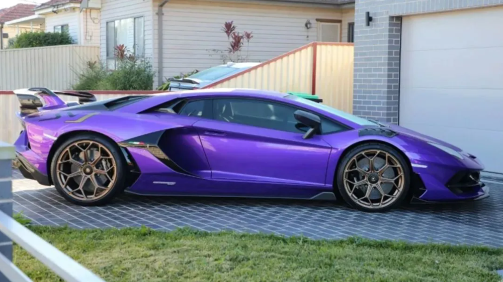 Tịch thu hơn 7 tỷ tiền mặt, 9 siêu xe cùng hơn 500 món đồ giả của 2 TikToker nổi tiếng - ảnh 2