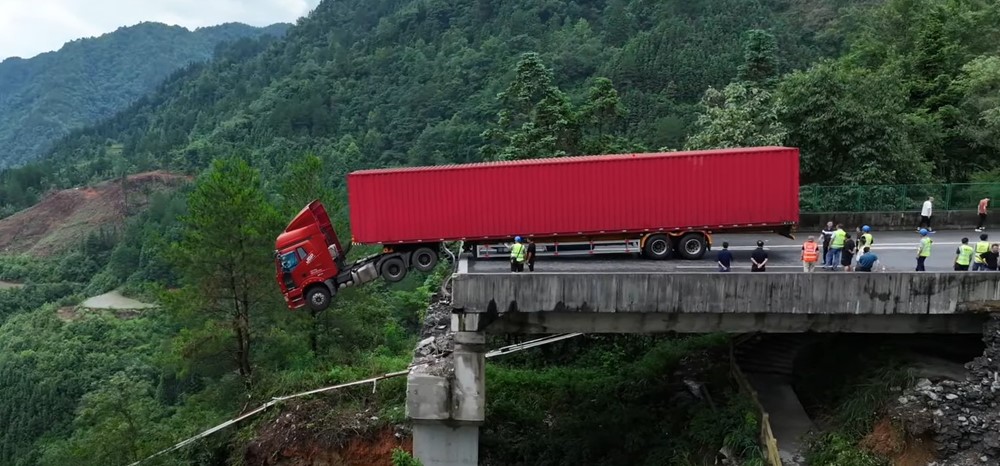 Sập cầu cao tốc do mưa lớn kéo dài: Xe tải treo lơ lửng giữa không trung, tài xế thoát chết trong gang tấc - ảnh 1
