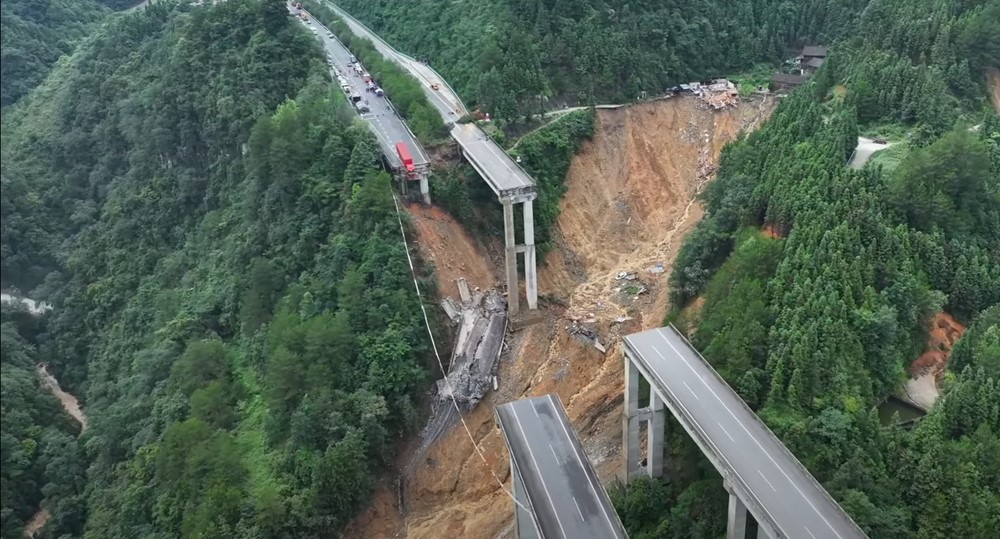 Sập cầu cao tốc do mưa lớn kéo dài: Xe tải treo lơ lửng giữa không trung, tài xế thoát chết trong gang tấc - ảnh 2