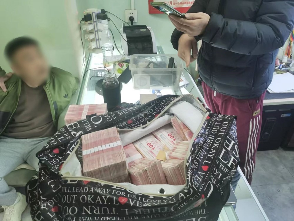 Truy quét, bắt giữ 12 người, tịch thu hơn 20 tỷ đồng tiền mặt cùng 68 chiếc điện thoại di động - ảnh 1