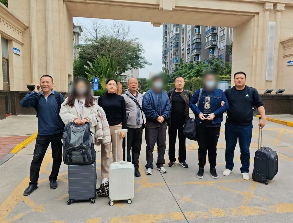 Truy quét, bắt giữ 12 người, tịch thu hơn 20 tỷ đồng tiền mặt cùng 68 chiếc điện thoại di động - ảnh 2