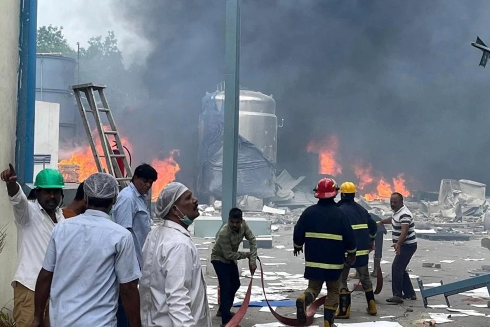 Nổ lò phản ứng hóa học khiến hơn 30 người thương vong, tìm thấy 6 công nhân bị cháy đen - ảnh 1