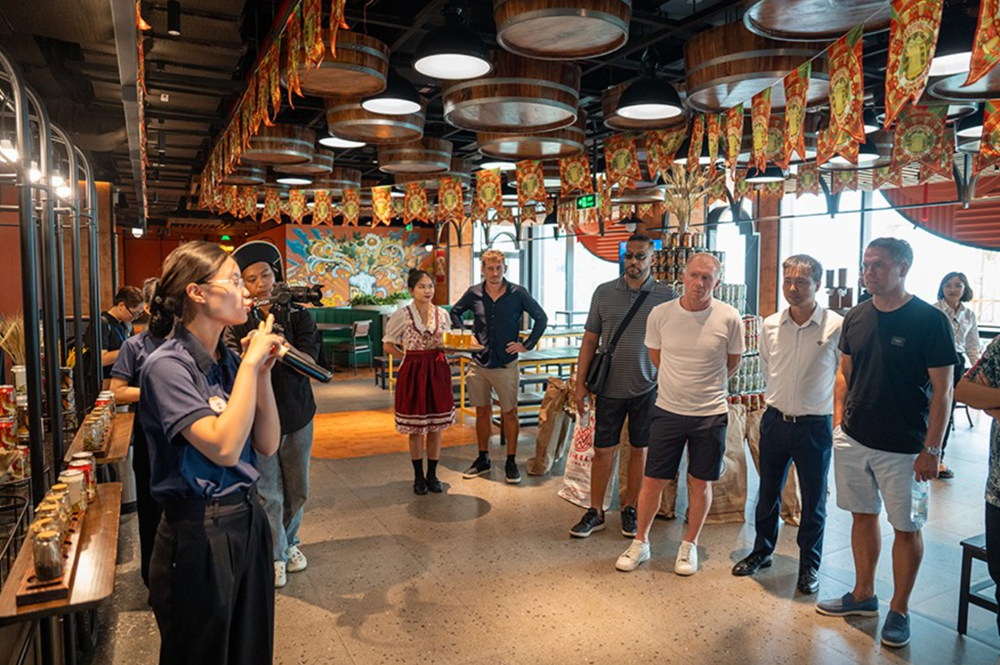 Cây cầu đẹp nhất thế giới của Việt Nam vừa được 3 huyền thoại MU ghé thăm: Tọa lạc ở độ cao hơn 1.400m, từng đoạt giải ‘Oscar’ du lịch - ảnh 3