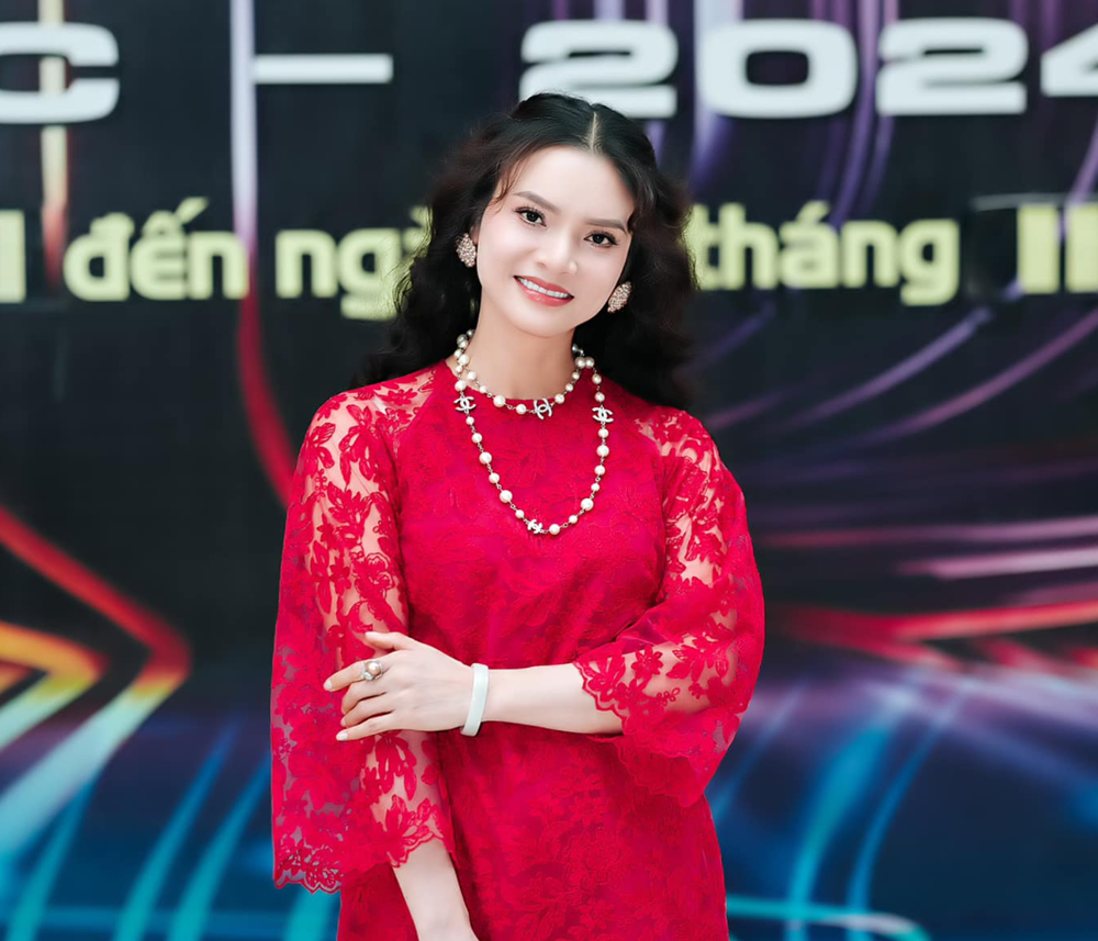 Nữ NSND trẻ nhất Việt Nam sống trong biệt phủ ngoại ô hơn 8.000m2, U50 cưới chồng doanh nhân - ảnh 1