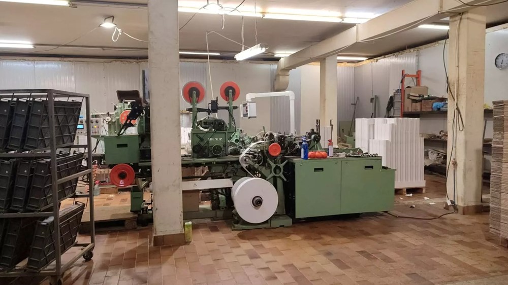 Cảnh sát đột kích nhà máy thuốc lá giả vận hành như ‘cơ sở quân sự’: 100 tấn hàng lậu, công nhân ăn ngủ ngay tại chỗ - ảnh 2