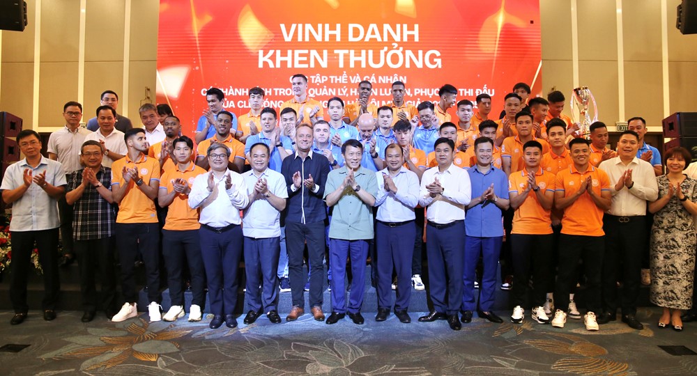 CLB bóng đá nổi tiếng Việt Nam vừa được Bộ trưởng Bộ Công an thưởng lớn - ảnh 3