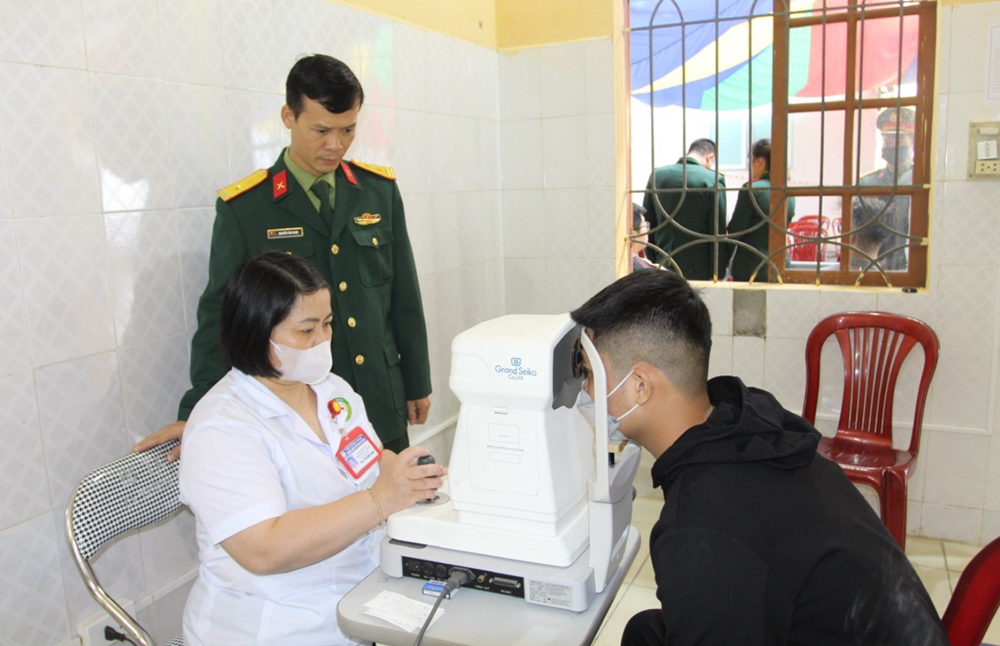 Bộ Quốc phòng: Không gọi nhập ngũ công dân bị cận trên mức độ này - ảnh 1