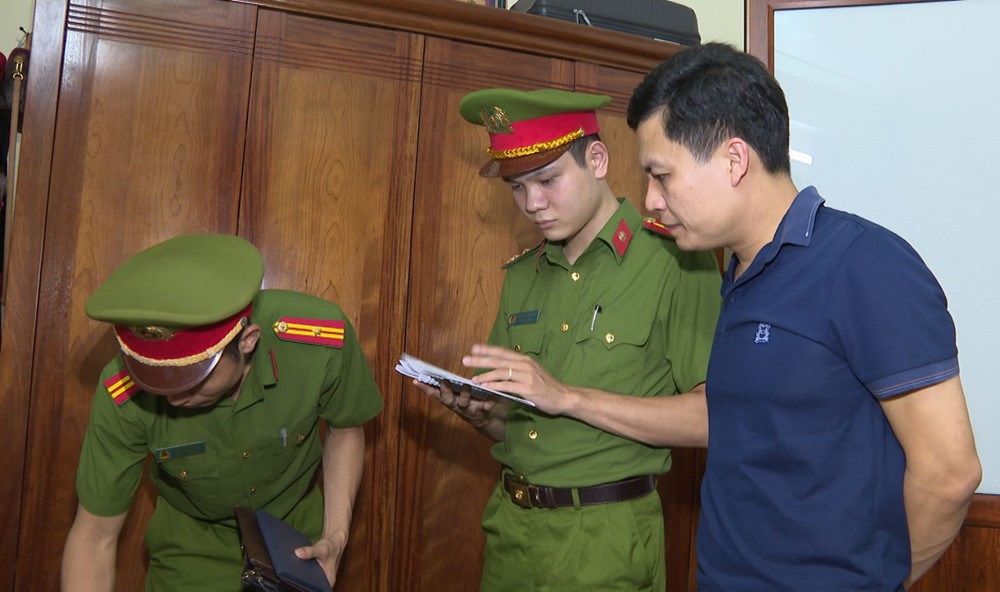 Khám xét nơi ở, tạm giữ hình sự con nuôi Tuấn ‘Thần Đèn’ - ảnh 2